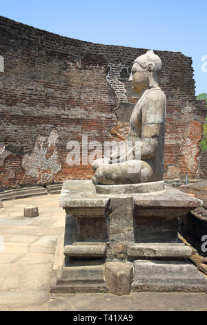 Statues de Bouddha dans le vatadage dans le polonnarawa site archéologique dans le triangle culturel du Sri Lanka Banque D'Images