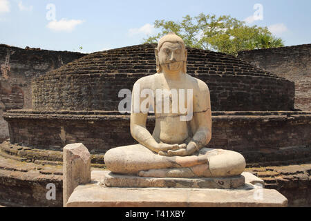 Statues de Bouddha dans le vatadage dans le polonnarawa site archéologique dans le triangle culturel du Sri Lanka Banque D'Images