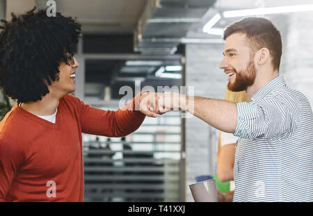 Friendly men collègues ayant accord, givint fist bump Banque D'Images