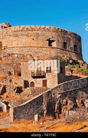 Bastion sur l'îlot de Spinalonga - forteresse, ancienne léproserie, golfe de Mirabello, municipalité d'Agios Nikolaos, Lassithi, Crète, Grèce. Banque D'Images