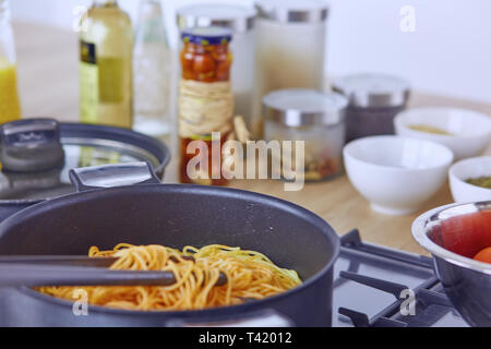 Laminés sur les pâtes plus de fourche moule sur cuisinière dans la cuisine. Banque D'Images