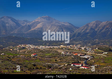 Vue panoramique de Nidri village, le Mont Psiloritis, Rethymnon, Crète, Grèce. Banque D'Images