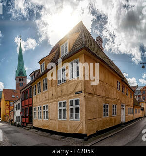 L'un des nombreux bâtiments très anciens dans la vieille ville de Helsingor au Danemark. Banque D'Images