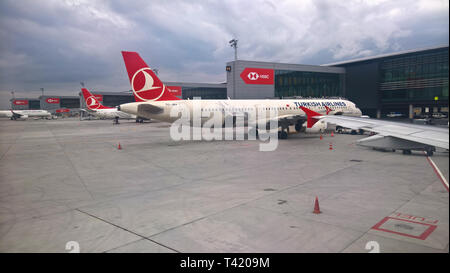 Vue extérieure des bornes au nouveau mega airport à Istanbul, Turquie, peu de jours après l'ouverture - vu de l'étranger à bord d'un avion de Turkish Airlines Banque D'Images