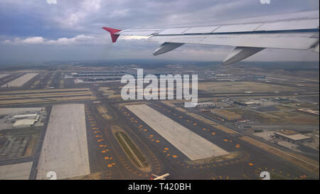 Vue aérienne des bornes au nouveau mega airport à Istanbul, Turquie, peu de jours après l'ouverture - vu de l'étranger à bord d'un avion de Turkish Airlines Banque D'Images