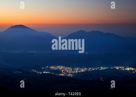 Vue panoramique de Nidri village, le Mont Psiloritis, Rethymnon, Crète, Grèce. Banque D'Images