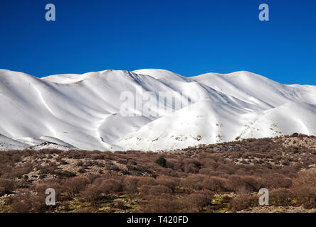 Les plus hauts sommets du Mont Psiloritis, vu de l'Anogeia - plateau de Nida road. Rethymno, Crète, Grèce. Banque D'Images