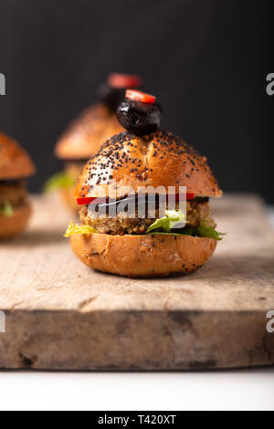 Concept d'aliments sains des mini-hamburgers sur planche de bois avec copie espace Banque D'Images