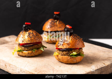 Concept d'aliments sains des mini-hamburgers sur planche de bois avec copie espace Banque D'Images