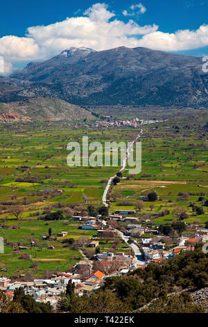 La route relie la Psychro (avant) et les villages d'Agios Georgios (retour) au plateau de Lassithi, Crète, Grèce. Banque D'Images