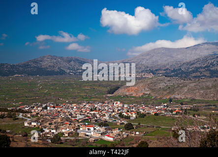 Vue sur plateau de Lassithi. Vous pouvez voir Agios Georgios (avant) et villages Tzermiado (retour). Crète, Grèce. Banque D'Images