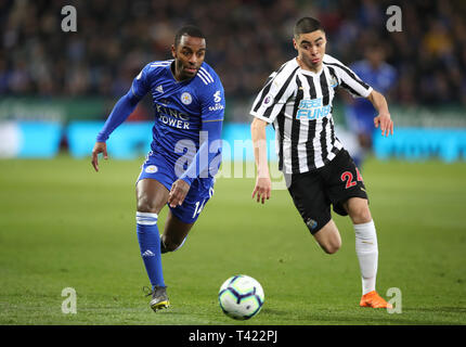 Leicester City's Ricardo Pereira (à gauche) et Miguel Almiron du Newcastle United bataille pour la balle au cours de la Premier League match à la King Power Stadium, Leicester. Banque D'Images