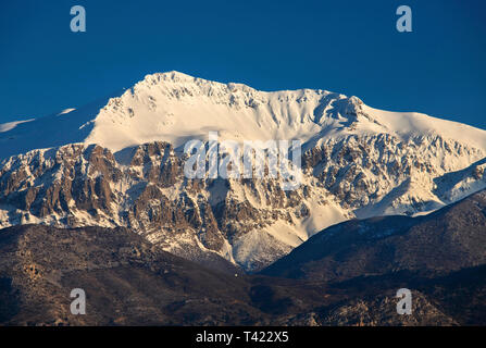 Vue de la montagne Dikti (pic Spathi -2148 m) du plateau de Lassithi, Crète, Grèce. Banque D'Images