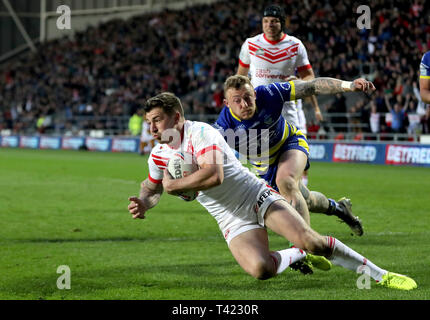 Saint Helens Mark Percival scores au cours du match de championnat Super Betfred au stade totalement méchants, St Helens. Banque D'Images