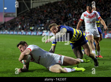 Saint Helens Mark Percival scores au cours du match de championnat Super Betfred au stade totalement méchants, St Helens. Banque D'Images