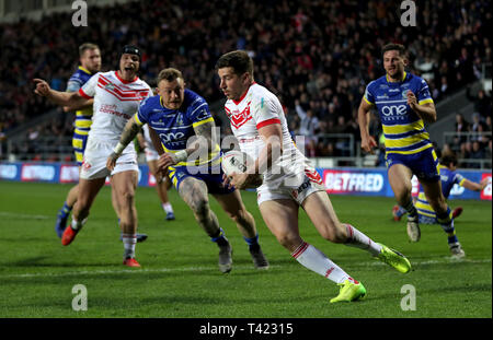 Saint Helens Mark Percival scores au cours du match de championnat Super Betfred au stade totalement méchants, St Helens. Banque D'Images