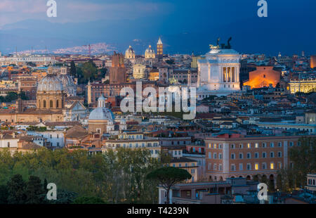 Panorama de Rome au coucher du soleil depuis la colline du Janicule Terrasse. Banque D'Images