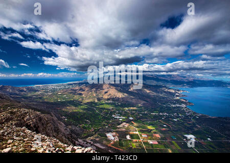 Point le plus étroit de la Crète, à 12 km (en ligne droite), d'Ierapetra à gauche (sud) à Pacheia Ammos à droite). Banque D'Images