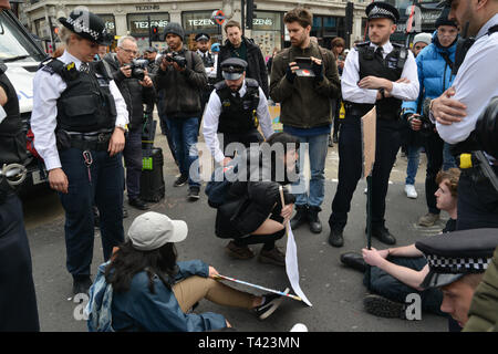 La grève des jeunes pour le climat, Oxford Street, Londres. Un jeunes activistes et manifestants ont cessé au milieu d'Oxford Street, le blocage de la circulation de la rue. Londres, 12 avril 2019. Banque D'Images