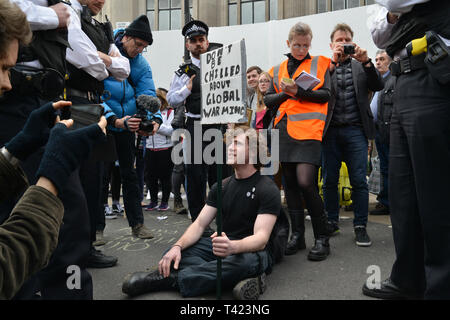 La grève des jeunes pour le climat, Oxford Street, Londres. Un jeunes activistes et manifestants ont cessé au milieu d'Oxford Street, le blocage de la circulation de la rue. Londres, 12 avril 2019. Banque D'Images