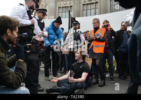 La grève des jeunes pour le climat, Oxford Street, Londres. Un jeunes activistes et manifestants ont cessé au milieu d'Oxford Street, le blocage de la circulation de la rue. Londres, 12 avril 2019. Banque D'Images