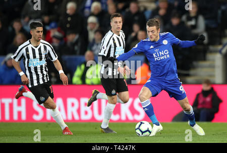 Leicester City's Jamie Vardy (à droite) contrôle le ballon au cours de la Premier League match à la King Power Stadium, Leicester. Banque D'Images