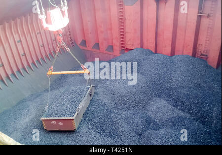 Les soutes du navire, rempli de charbon. Chargement de l'anthracite. Transport du charbon Banque D'Images