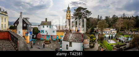 Vue panoramique du village de l'Italienne Portmeirion au Pays de Galles, Royaume-Uni le 9 avril 2019 Banque D'Images