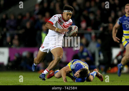 Saint Helens Regan grâce sur son chemin de notation au cours de la Super League Betfred match au stade totalement méchants, St Helens. Banque D'Images