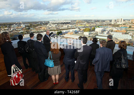 Les investisseurs potentiels et les gens d'affaires illustré 2012 construction olympique site development & alentours. Londres. 04/11/2009 Banque D'Images