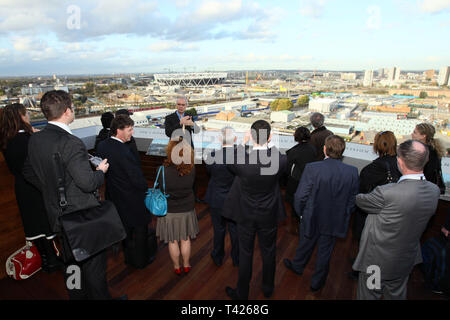 Les investisseurs potentiels et les gens d'affaires illustré 2012 construction olympique site development & alentours. Londres. 04/11/2009 Banque D'Images