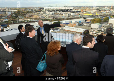 Les investisseurs potentiels et les gens d'affaires illustré 2012 construction olympique site development & alentours. Londres. 04/11/2009 Banque D'Images