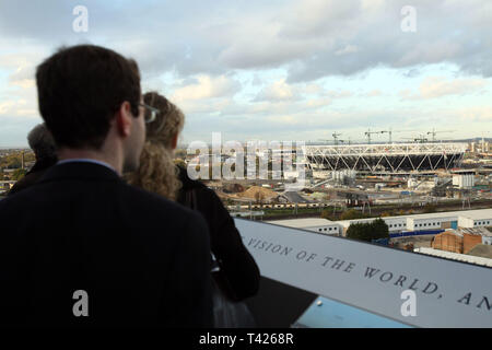 Les investisseurs potentiels et les gens d'affaires illustré 2012 construction olympique site development & alentours. Londres. 04/11/2009 Banque D'Images