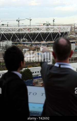 Les investisseurs potentiels et les gens d'affaires illustré 2012 construction olympique site development & alentours. Londres. 04/11/2009 Banque D'Images