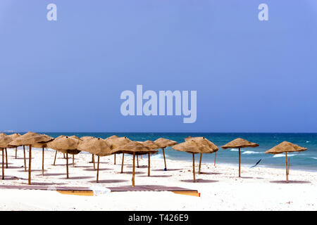 Paysage de plage vide couverts avec des parasols à Sousse, Tunisie. Banque D'Images