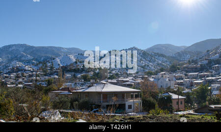 Un village de montagne Hiver paysage en Kakopetria, District de Nicosie, Chypre. Banque D'Images