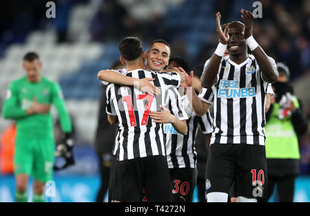 Miguel Almiron du Newcastle United (au centre) s'Ayoze Perez après la Premier League match à la King Power Stadium, Leicester. Banque D'Images