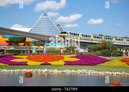 Monorail passe devant Voyage dans votre imagination au milieu des fleurs colorées au cours de la 2019 Epcot International Flower & Garden Festival Banque D'Images