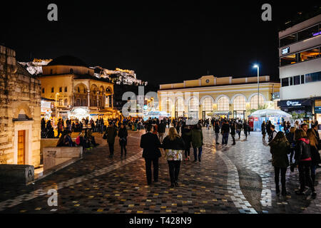 Athènes, Grèce - 26 Mar 2016 : augmentation de la vue sur la place Monastiraki occupé la nuit avec des hommes et femmes les habitants et les touristes s'amusant à manger Découvrez Paris Banque D'Images