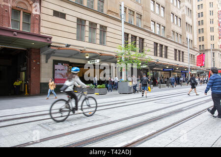 Randonnées cyclistes le long de la voie ferrée de lumière rempli dans George Street Sydney, sur une partie du réseau des tramways,Sydney, Australie Banque D'Images