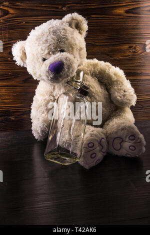 Fait à la main personnalisé blanc Ours en peluche avec nez violet sur fond sombre Banque D'Images