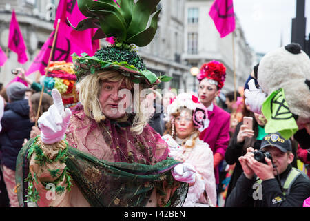 Londres, Royaume-Uni. 12 avril 2019. Les militants de l'Extinction du climat de rébellion Oxford Circus, coeur de Londres, dans le quartier commercial, d'accueillir un défilé de marques de mode durable et l'art et la mode les étudiants à attirer l'attention sur l'impact de la mode et de l'insoutenable dans le cadre d'une protestation d'appeler le gouvernement à prendre des mesures urgentes pour lutter contre le changement climatique. Credit : Mark Kerrison/Alamy Live News Crédit : Mark Kerrison/Alamy Live News Banque D'Images