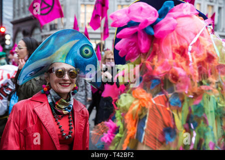 Londres, Royaume-Uni. 12 avril 2019. Les militants de l'Extinction du climat de rébellion Oxford Circus, coeur de Londres, dans le quartier commercial, d'accueillir un défilé de marques de mode durable et l'art et la mode les étudiants à attirer l'attention sur l'impact de la mode et de l'insoutenable dans le cadre d'une protestation d'appeler le gouvernement à prendre des mesures urgentes pour lutter contre le changement climatique. Credit : Mark Kerrison/Alamy Live News Crédit : Mark Kerrison/Alamy Live News Banque D'Images