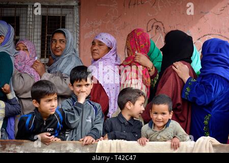 Baramulla, Jammu-et-Cachemire, en Inde. Apr 11, 2019. Les électeurs du Cachemire attend d'exercer leur droit de vote lors du premier arrêt au milieu de la Lok Sabha les bassins dans le nord du Cachemire indien Sumbal Domaine du Cachemire contrôlé.(Image Crédit : © Masrat Zahra/ZUMA Press) Banque D'Images