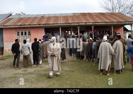 Baramulla, Jammu-et-Cachemire, en Inde. Apr 11, 2019. Les électeurs du Cachemire attend d'exercer leur droit de vote lors du premier arrêt au milieu de la Lok Sabha les bassins dans le nord du Cachemire indien Sumbal Domaine du Cachemire contrôlé.(Image Crédit : © Masrat Zahra/ZUMA Press) Banque D'Images