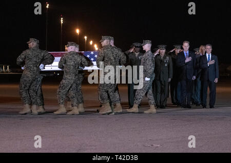 Les membres du parti officiel, y compris le gouverneur John Carney (démocrate du Delaware), sergent-major du Corps des Marines des États-Unis Ronald Green, US Marine Corps, le général Robert B. Neller, Commandant de la Marine Corps, et le secrétaire américain de la Défense par intérim Patrick M. Shanahan, saluer comme un report de l'US Marine Corps participe à l'équipe de transfert digne la boîte de transfert contenant les restes de United States Marine Corps Le sergent Christopher A. Slutman à Dover Air Force Base à Dover, Delaware le 11 avril 2019. Il est mort à la suite d'une bombe d'accotement en Afghanistan le 8 avril, Banque D'Images
