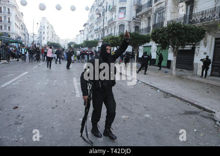 Alger, Algérie. 12 avr, 2019. Les forces de sécurité algériennes en conflit avec les manifestants lors d'une manifestation antigouvernementale. Des milliers d'Algériens ont défié des cordons de police le vendredi et ont convergé vers la capitale, exigeant le départ du pays·s nouveau président Abdelkader Bensalah, qui l'opposition considère comme un allié de l'ancien Président Abdelaziz Bouteflika. Credit : Farouk Batiche/dpa/Alamy Live News Banque D'Images