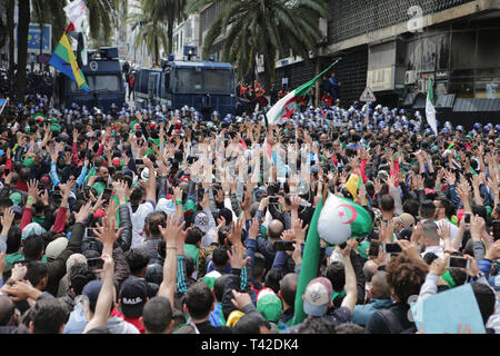 Alger, Algérie. 12 avr, 2019. Les manifestants algériens crier des slogans avant que les forces de sécurité lors d'une manifestation antigouvernementale. Des milliers d'Algériens ont défié des cordons de police le vendredi et ont convergé vers la capitale, exigeant le départ du pays·s nouveau président Abdelkader Bensalah, qui l'opposition considère comme un allié de l'ancien Président Abdelaziz Bouteflika. Credit : Farouk Batiche/dpa/Alamy Live News Banque D'Images