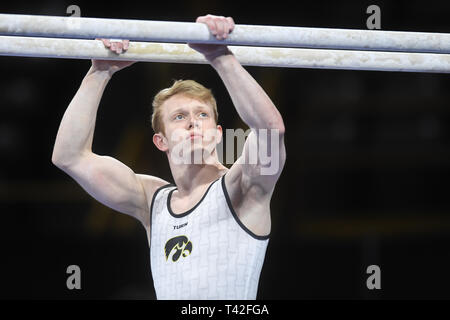 6 avril 2019 - Iowa City, Iowa, États-Unis - NICK MERRYMAN de l'Université de l'Iowa jusqu'craies les barres parallèles durant la finale de l'événement tenu à Carver-Hawkeye Arena à Iowa City, Iowa. (Crédit Image : © Amy Sanderson/Zuma sur le fil) Banque D'Images