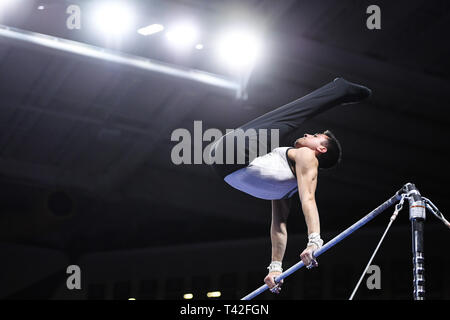 6 avril 2019 - Iowa City, Iowa, États-Unis - ANDREW HERRADOR de l'Université de l'Iowa fait concurrence à la barre fixe pendant l'événement finale tenue à Carver-Hawkeye Arena à Iowa City, Iowa. (Crédit Image : © Amy Sanderson/Zuma sur le fil) Banque D'Images